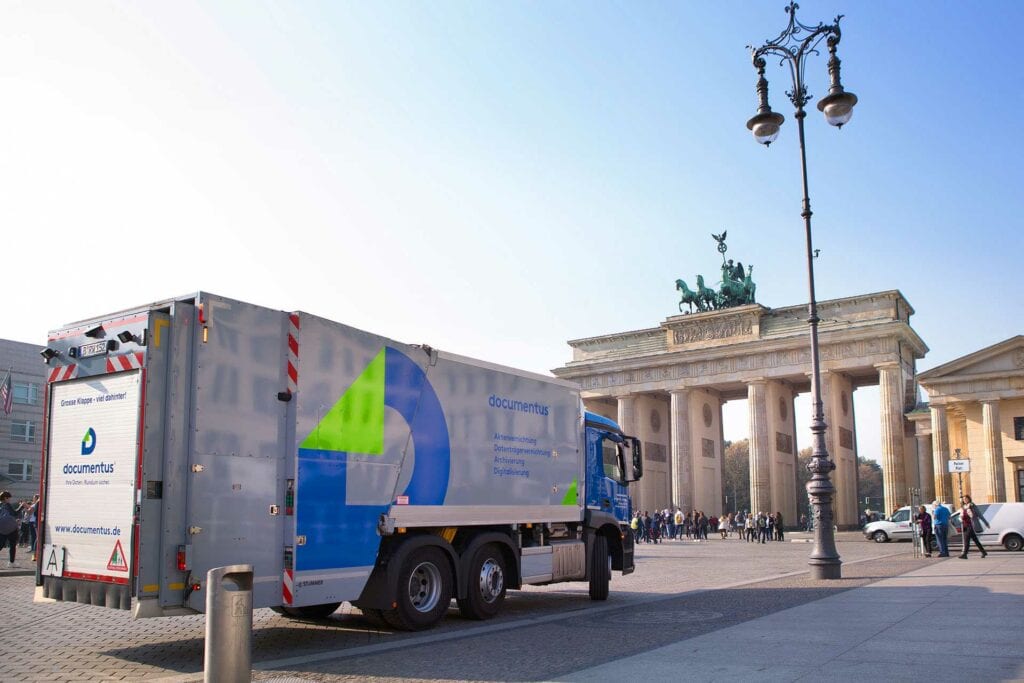 Documentus-LKW steht vor dem Brandenburger Tor