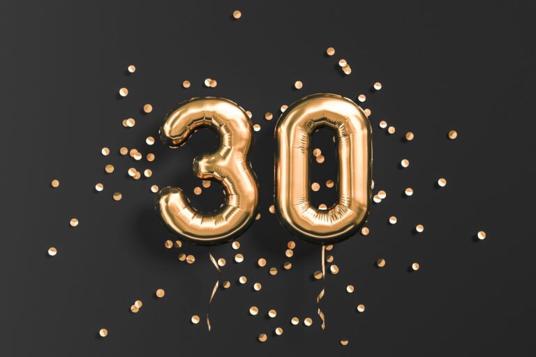 Goldene Luftballons in Form einer 30 als Symbol für das 30-jährige Firmenjubiläum der documentus GmbH