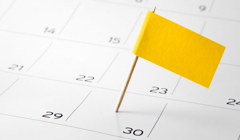 Gelbes Fähnchen markiert Aufbewahrungsfrist im Kalender